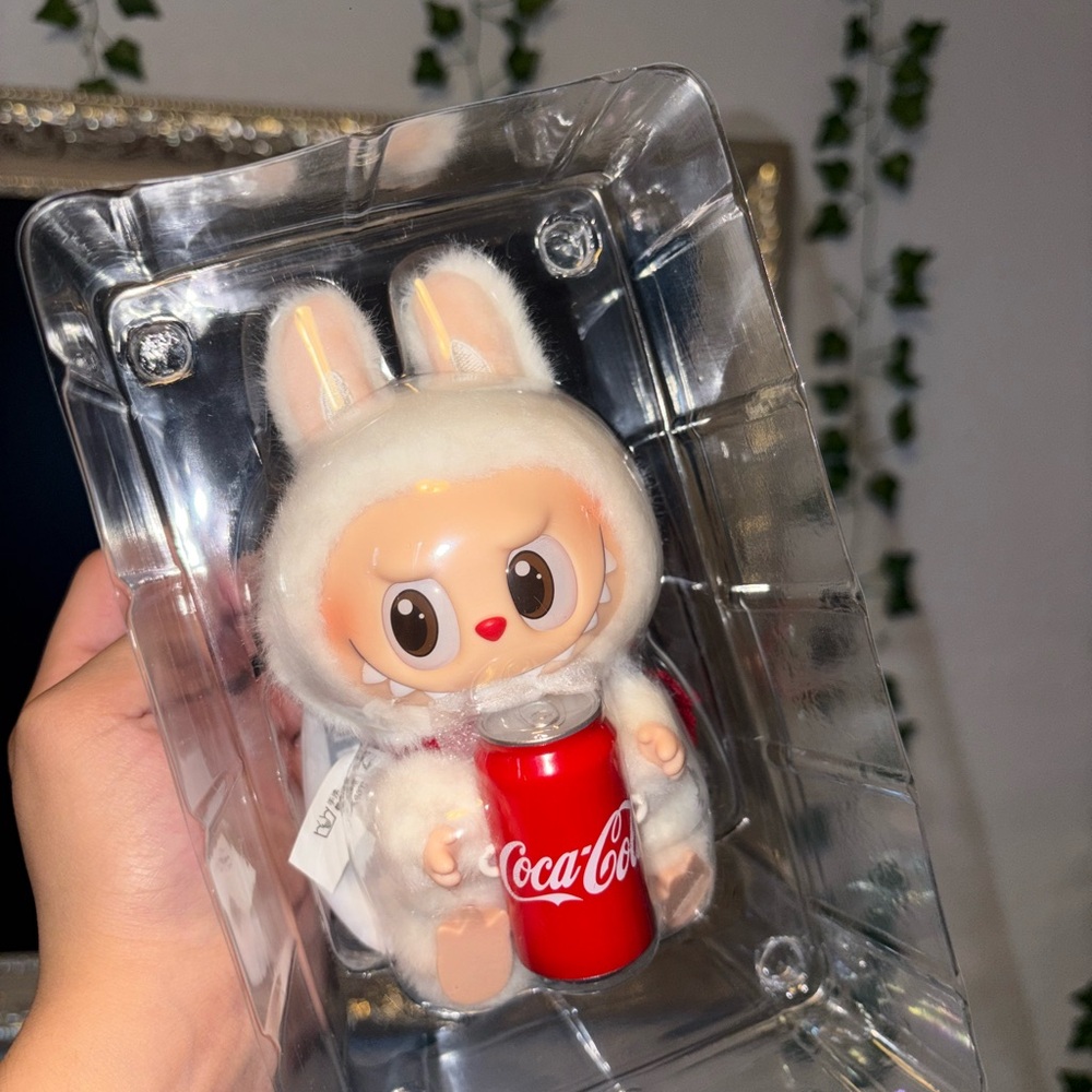 Coca cola labubu- surprise shake